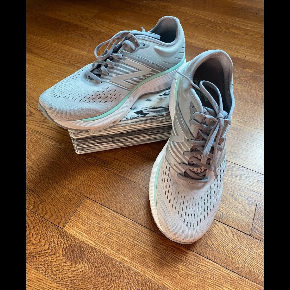 Women’s New Balance 860 sneakers